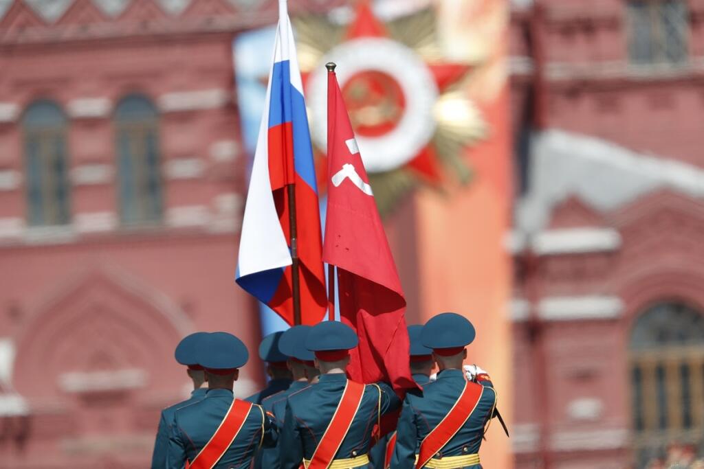 Подняли красный флаг. Поднял красный флаг
