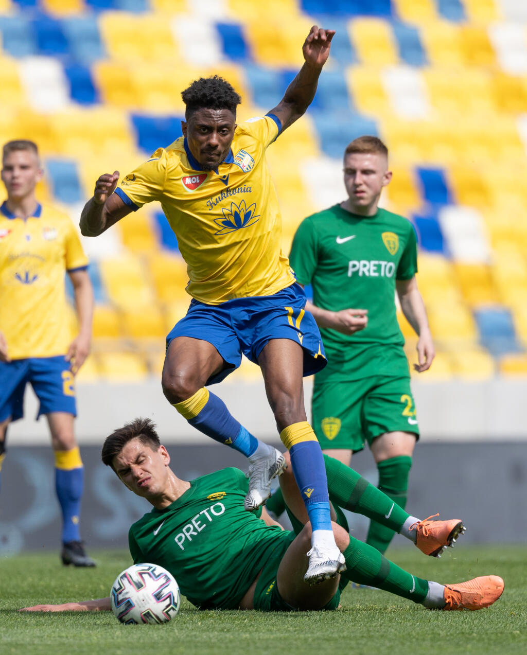 Na snímke hore futbalista Yhoan Many Andzouana (Dunajská Streda) a dole Enis Fazlagič (Žilina) počas zápasu 7. kola nadstavbovej časti Fortuna ligy v skupine o titul medzi FC DAC 1904 Dunajská Streda - MŠK Žilina 1. mája 2021 v Dunajskej Strede. FOTO pre TASR - Nándor Fekete