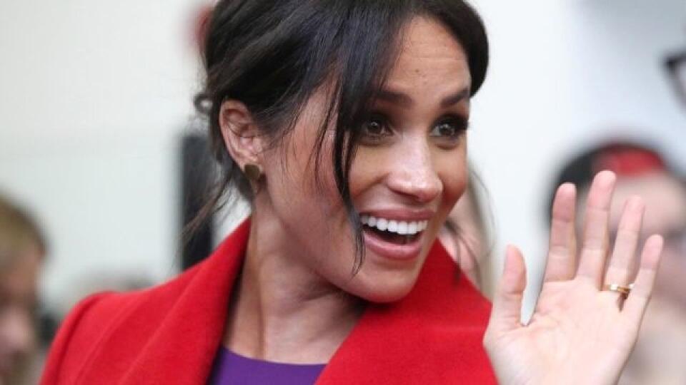 Meghan Markle vie, ako zaujať oblečením.