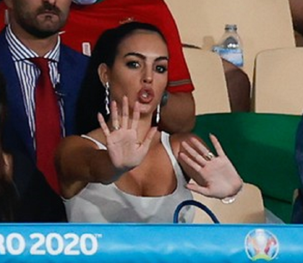 Bola neprehliadnuteľná. Partnerka Cristiana Ronalda Georgina sledovala na vlastné oči vypadnutie Portugalska z majstrovstiev Európy. Ako inak bola na tribúne stredobodom pozornosti paparazzi fotografov.