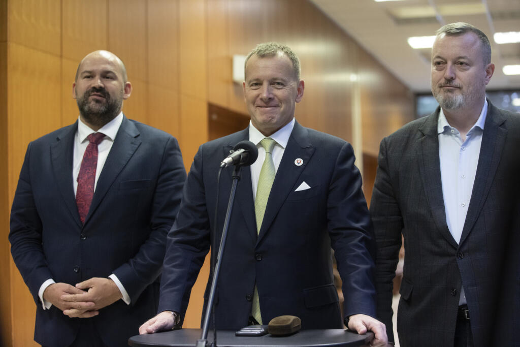 Na snímke je príchod politikov na rokovanie vlády o pdčasných voľbách.
SME Rodina: Peter Pčolinský, Boris Kollár, Milan Krajniak.