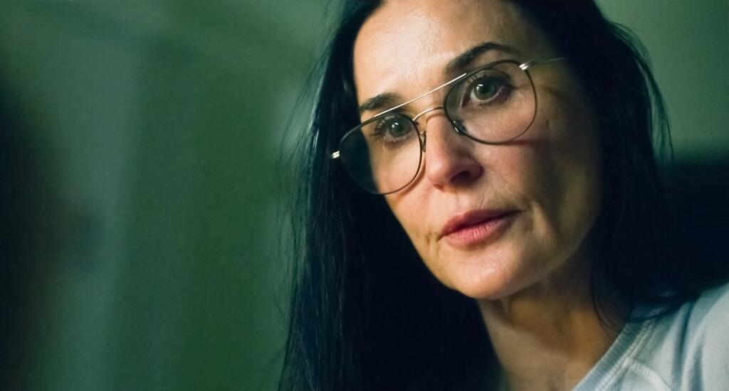 58-ročná herečka Demi Moore v realite až tak mlado nevyzerá.