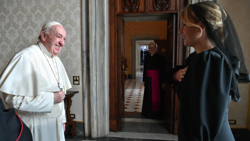 Prezidentka SR Zuzana Čaputová (vpravo) a pápež František (vľavo) počas súkromnej audiencie vo Vatikáne v pondelok 14. decembra 2020. FOTO TASR - Kancelária prezidenta SR 