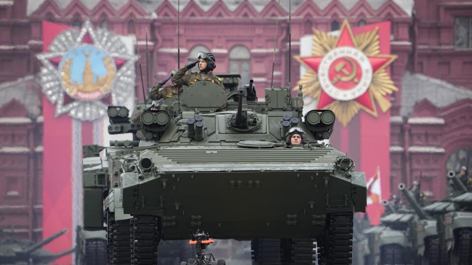 WA 25 Moskva - Ukážka vojenskej techniky počas vojenskej prehliadky pri príležitosti 77. výročia víťazstva nad nacistickým Nemeckom v druhej svetovej vojne v Moskve v pondelok 9. mája 2022. FOTO TASR/AP
Russian military vehicles roll during the Victory Day military parade in Moscow, Russia, Monday, May 9, 2022, marking the 77th anniversary of the end of World War II. (AP Photo/Alexander Zemlianichenko)
