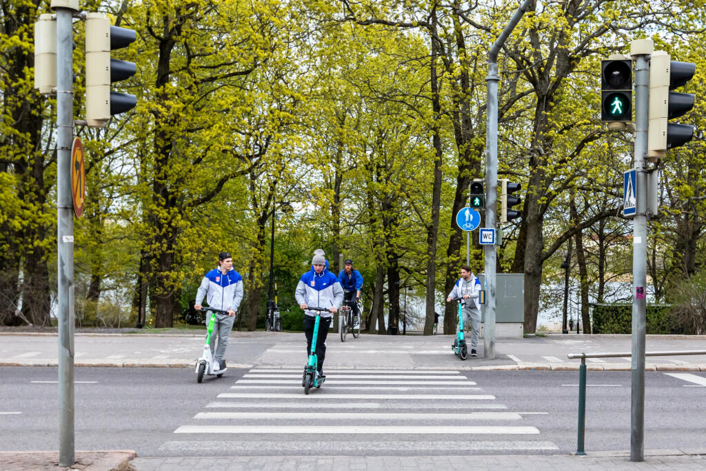 Na snímke je trojica slovenských hokejistov Šimon Nemec, Juraj Slafkovský a Samuel Takáč ako sa vracajú z mesta na hotel Scandic Park Helsinki.