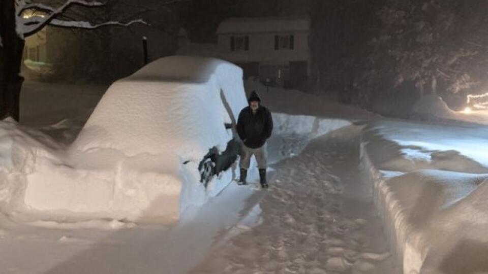 Binghamton zasypala cez noc hrubá snehová perina.