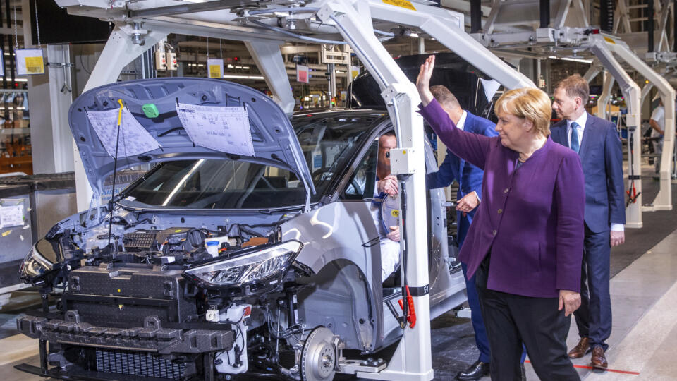 WA 10 Zwickau - Nemecká kancelárka Angela Merkelová máva zamestnancom v závode nemeckého automobilového koncernu Volkswagen (VW) v Zwickau, v ktorom sa oficiálne začalo so sériovou výrobou elektrického vozidla ID.3 v pondelok 4. novembra 2019. Závod v Zwickau v súčasnosti prechádza zmenou z továrne na vozidlá so spaľovacím motorom na továreň, ktorá vyrába iba elektrické vozidlá.Volkswagen na svojej webovej stránke napísal, že jeho „elektrická ofenzíva“ naberá rýchlosť. A chystá sa uviesť ID.3 na