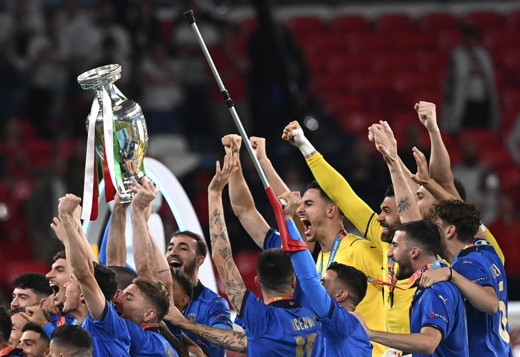WA 9 Londýn - Talianski futbalisti pózujú s majstrovskou trofejou po výhre vo finálovom zápase Anglicko - Taliansko na EURO 2020 vo futbale v londýnskom Wembley 11. júla 2021. FOTO TASR/AP
Italy's players celebrate with trophy after winning the Euro 2020 soccer championship final match between England and Italy at Wembley Stadium in London, Sunday, July 11, 2021. (Paul Ellis/Pool via AP)