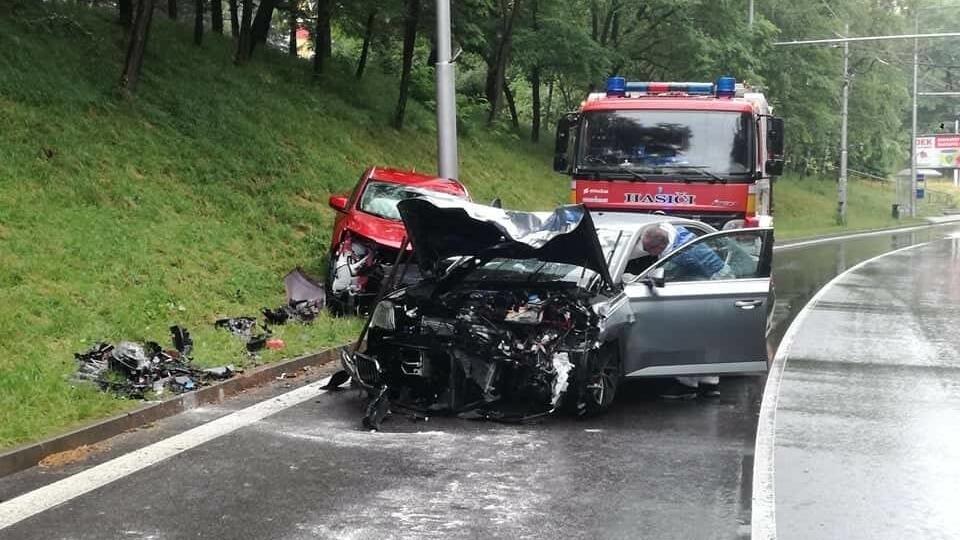 Vodič podozrivý zo zavinenia sobotňajšej nehody v Banskej Bystrici, pri ktorej sa ťažko zranili dve ženy, je už v rukách polície.