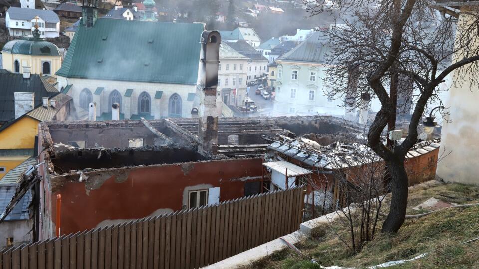 Na námestí v centre Banskej Štiavnice vypukol v sobotu dopoludnia požiar v historickej budove. Presná príčina požiaru zatiaľ nie je známa, pravdepodobne však ide o skrat elektrického vedenia,