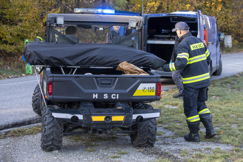 Na snímke hasiči a policajti vynášajú telo tragicky zosnulého hokejistu Dušana Pašek.