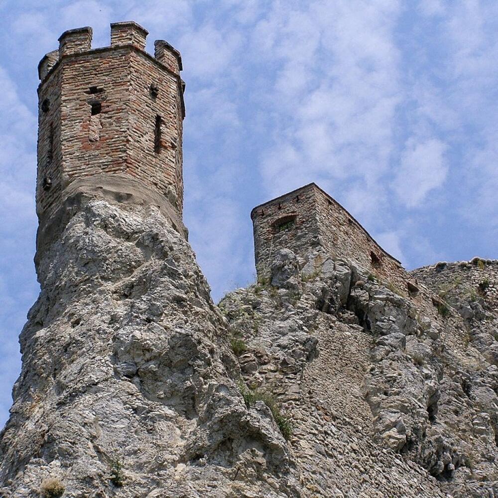 Panenská veža alebo Mníška.