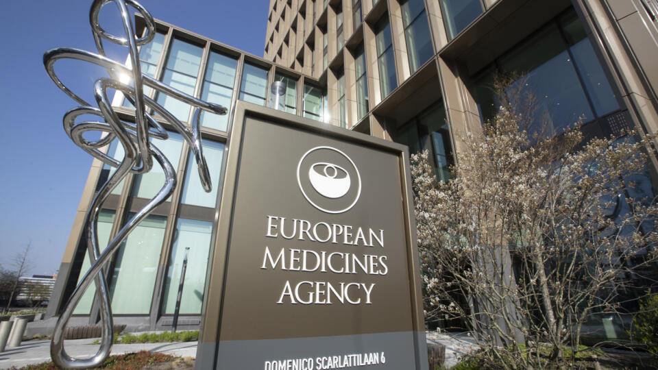 WA 38 Amsterdam - Na snímke budova Európskej agentúry pre lieky (EMA) v Amsterdame v utorok 20. apríla 2021. FOTO TASR/AP
Exterior view of the European Medicines Agency, EMA, in Amsterdam's business district, Netherlands, Tuesday, April 20, 2021. Experts at the European Medicines Agency are preparing to present the conclusions of their investigation later on Tuesday into possible links between the Johnson & Johnson coronavirus vaccine and very rare cases of unusual clotting disorders detected