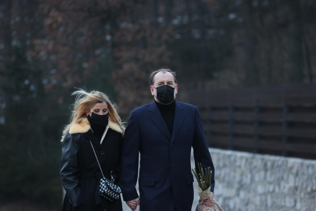Medzi smútiacimi je aj trńer Vladimír Weiss s manželkou, funkcionár Dušan Tittel či Vladimír Wänke.