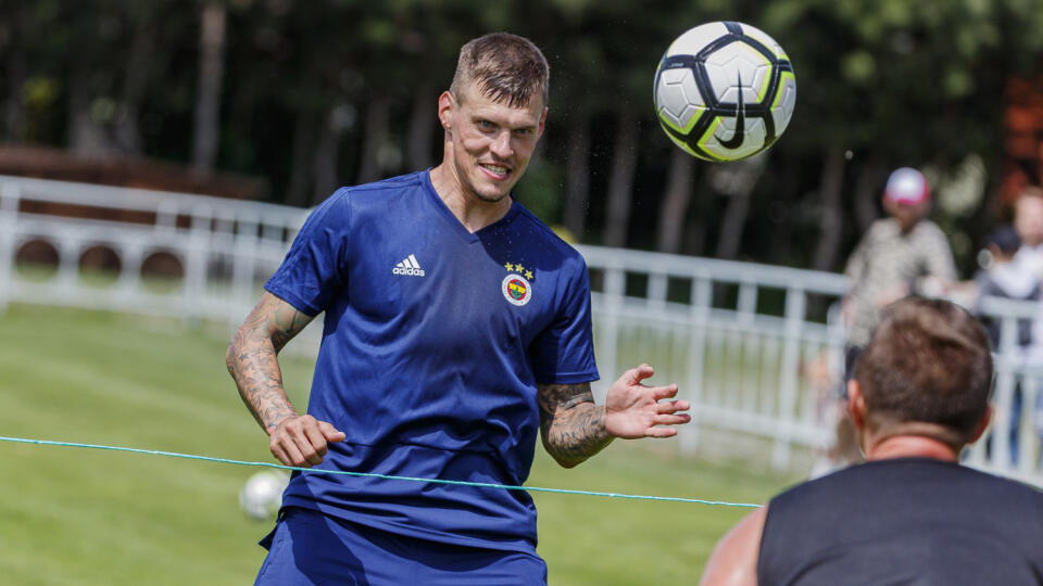 Bývalý slovenský futbalový reprezentant Martin Škrteľ sa individuálne pripravuje na novú sezónu na ihrisku Slovana Nemšová.