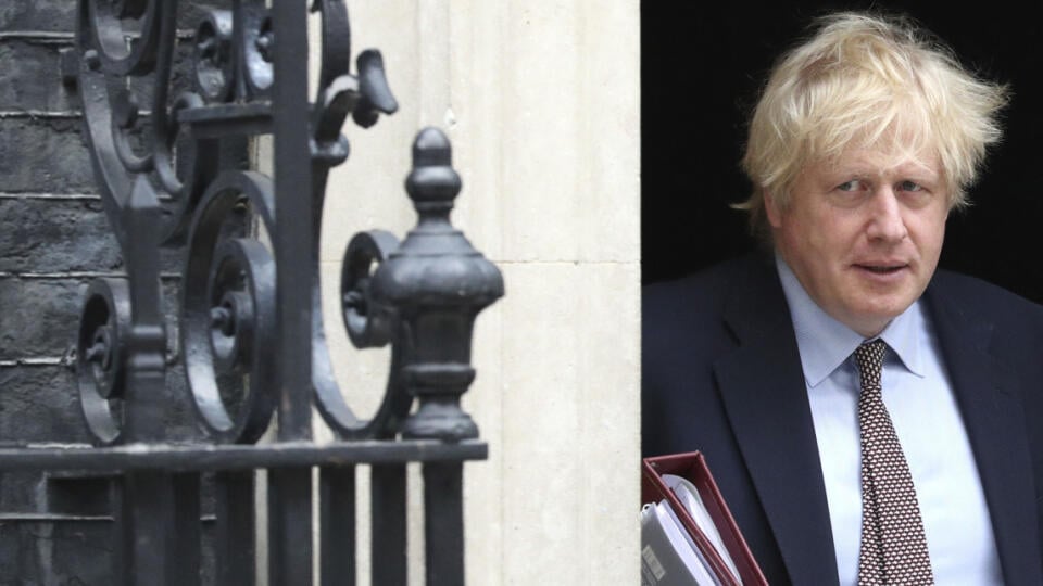 EBE 3 Londýn - Na snímke britský premiér Boris Johnson opúšťa svoje sídlo na Downing Street, aby absolvoval hodinu otázok v Dolnej snemovni britského parlamentu v Londýne 3. júna 2020. FOTO TASR/AP
Britain's Prime Minister Boris Johnson leaves 10 Downing Street in London, bound for PMQs in the House of Commons, Wednesday June 3, 2020. Johnson announced earlier that his Britain is ready to open the door to almost 3 million Hong Kong citizens if China enacts a national security law for the city.