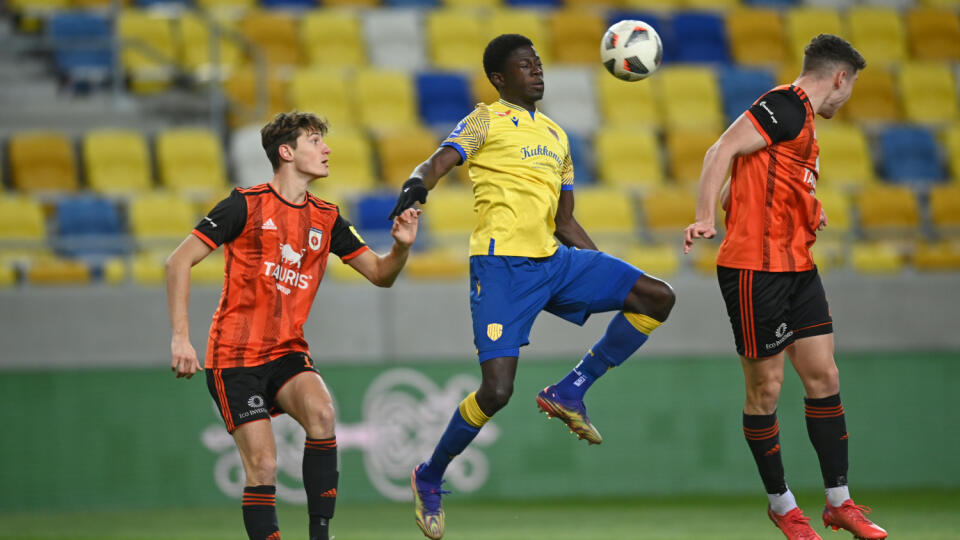 Na snímke uprostred Zuberu Sharani (DAC) v zápase 19. kola Fortuna ligy vo futbale FC DAC 1904 Dunajská Streda - MFK Ružomberok v piatok 17. decembra 2021. FOTO TASR - Edmund Örzsik