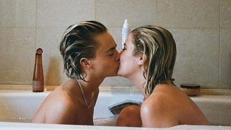 Modelka Cara Delevingnea herečka Ashley Bensonová tvorili pár takmer dva roky.