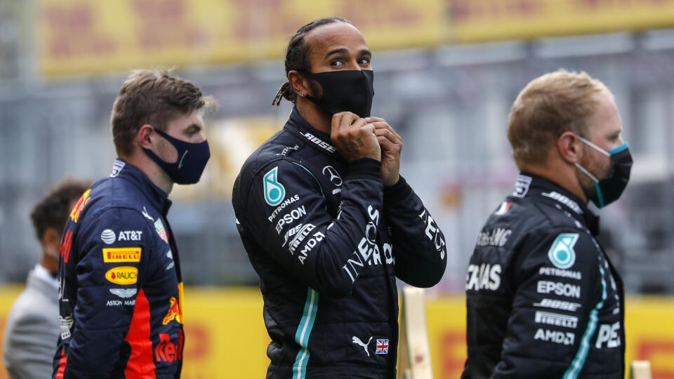 JB 45 Spielberg - Britský jazdec F1 na Mercedese Lewis Hamilton (uprostred) oslavuje na pódiu po jeho víťazstve pretekov Veľkej ceny Štajerska formuly 1 na okruhu Red Bull Ring v rakúskom Spielbergu 12. júla 2020. Vpravo druhý Fín Valtteri Bottas a vľavo tretí Holanďan Max Verstappen. FOTO TASR/AP
Mercedes driver Lewis Hamilton of Britain, center, stands on the podium after winning the Styrian Formula One Grand Prix race at the Red Bull Ring racetrack in Spielberg, Austria, Sunday, July 12, 202