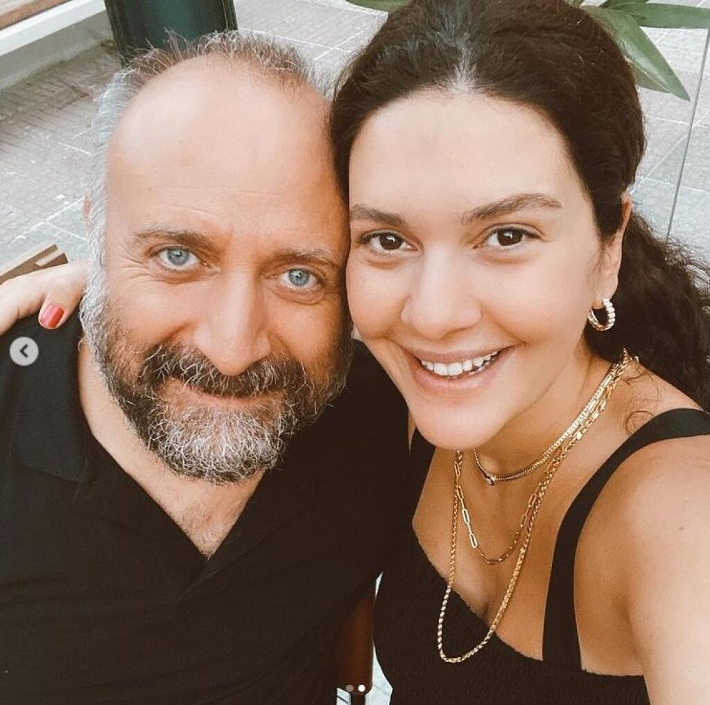 Šeherezáda a Onur žiaria šťastím. Čoskoro im do rodiny pribudne vytúžené dievčatko.