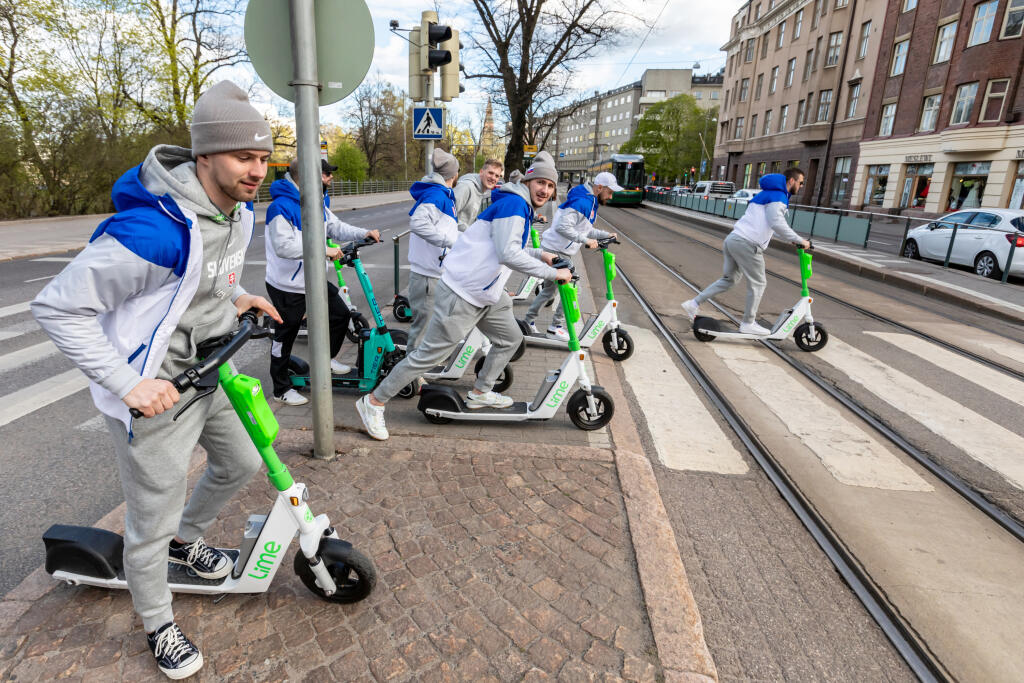 Na snímke sú slovenskí hokejoví reprezentanti pri príchode na hotel počas MS 2022 v Helsinkách.