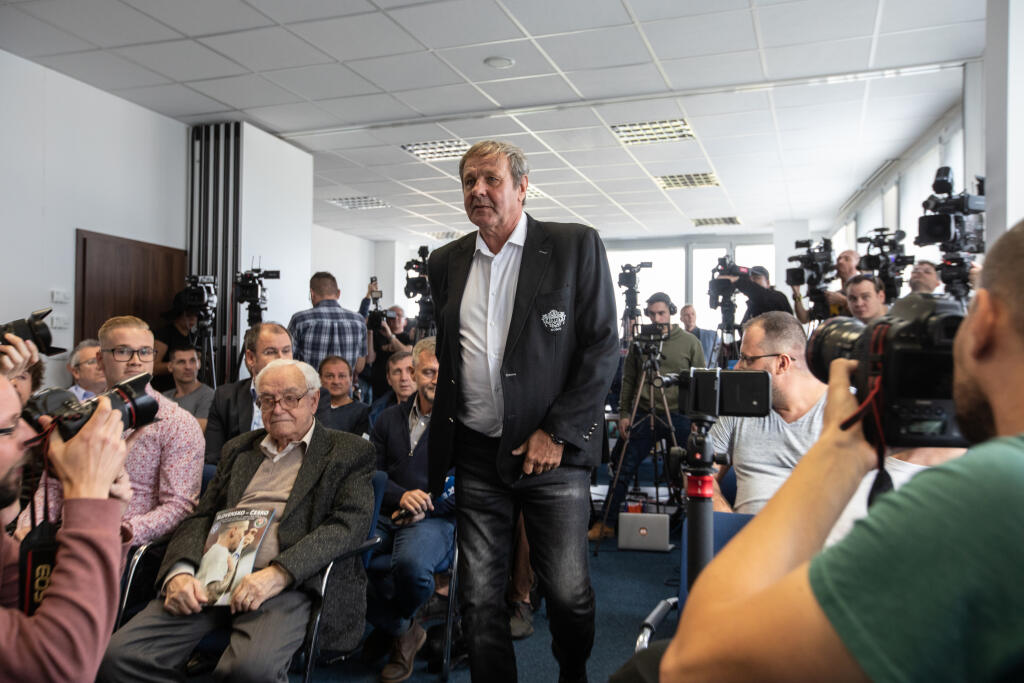 "Dúbravka mi povedal, že má ťažké obdobie v Newcastli a išiel sa odreagovať. Weiss povedal, že nevie, prečo bol vonku. Lobotka povedal, že vo Vigu mal nahustený program a nemal čas sa odreagovať. Čudný pohľad na vec, keď hral zápasy sobota-sobota. A ešte na margo môjho odchodu povedal, že tréneri prichádzajú a odchádzajú a ja som profesionál. Prístupom stopercentný. Máme ho všetci radi, je to hráč budúcnosti s veľkým potenciálom. Škriniar povedal to isté, som z neho sklamaný, lebo vzťah s ním bol nadštandardný. Teším sa z jeho výkonov, budem obom stále fandiť, ale aj som ich chcel na tlačovke po zápase s Českom vyhecovať čiastočnou kritikou, aby prevzali väčšiu zodpovednosť za hru mužstva a nespoliehali sa na Škrtela. Šatka mi povedal, že išiel s kamarátmi. Tí siedmi hráči ponocovali, ako som mal zareagovať?"