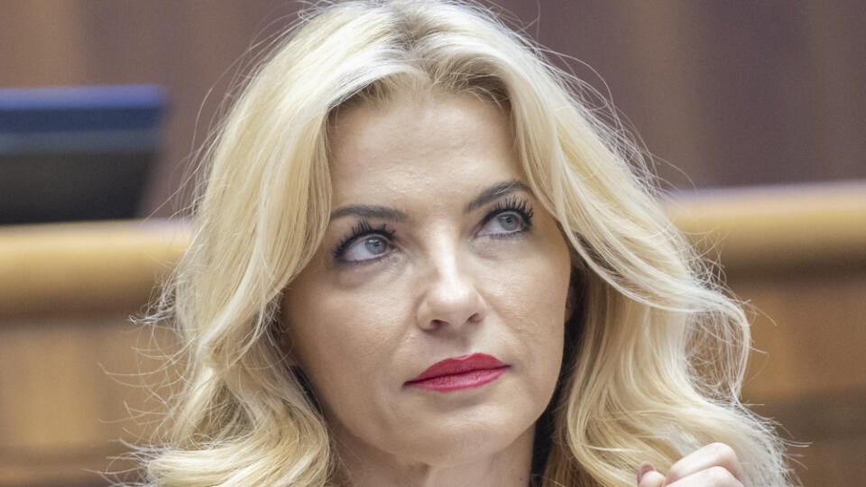Na snímke ministerka kultúry SR Martina Šimkovičová (nominantka SNS) počas hlasovania. Poslanci Národnej rady (NR) SR neodvolali Martinu Šimkovičovú (nominantka SNS) z postu ministerky kultúry. Rozhodli o tom v utorkovom hlasovaní. Za opozičný návrh na jej odvolanie hlasovalo 64 poslancov zo 142 prítomných, proti bolo 78. V Bratislave 14. mája 2024. FOTO TASR - Martin Baumann