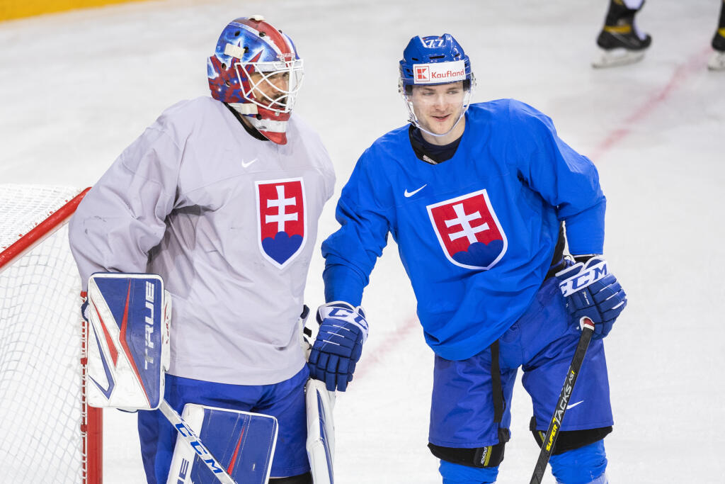 Na snímke zľava slovenský brankár Adam Húska a útočník Martin Faško-Rudáš počas tréningu pred úvodným piatkovým zápasom Slovenska proti Bielorusku v hale Olympijského športového centra, v ktorej sa budú hrať 84. majstrovstvách sveta v ľadovom hokeji v lotyšskej Rige vo štvrtok 20. mája 2021.