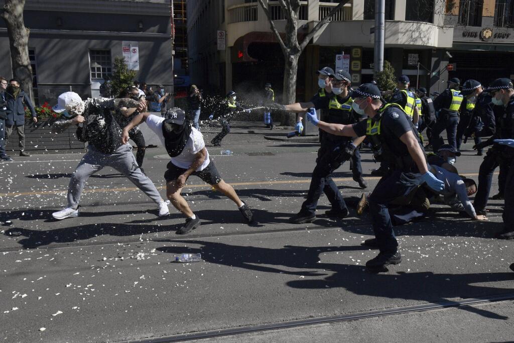V Austrálii zatkli na protestoch proti lockdownom 250 ľudí