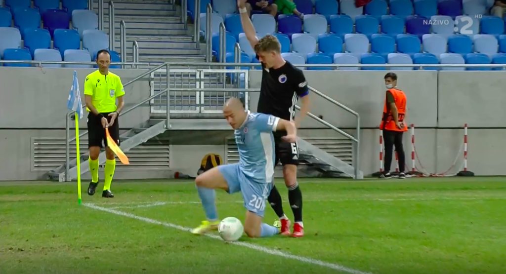 Prvá kontroverzná situácia sa udiala v 18. minúte duelu.