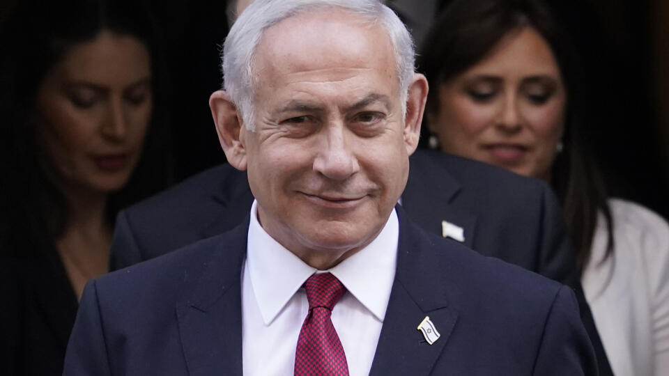 WA 24 Londýn - Izraelský premiér Benjamin Netanjahu odchádza po stretnutí s britským premiérom Rishi Sunakom z Downing Street 10 v Londýne v piatok 24. marca 2023. FOTO TASR/AP
Israeli Prime Minister Benjamin Netanyahu leaves 10 Downing Street after a meeting with Britain's Prime Minister Rishi Sunak in London, Friday, March 24, 2023.(AP Photo/Alberto Pezzali)