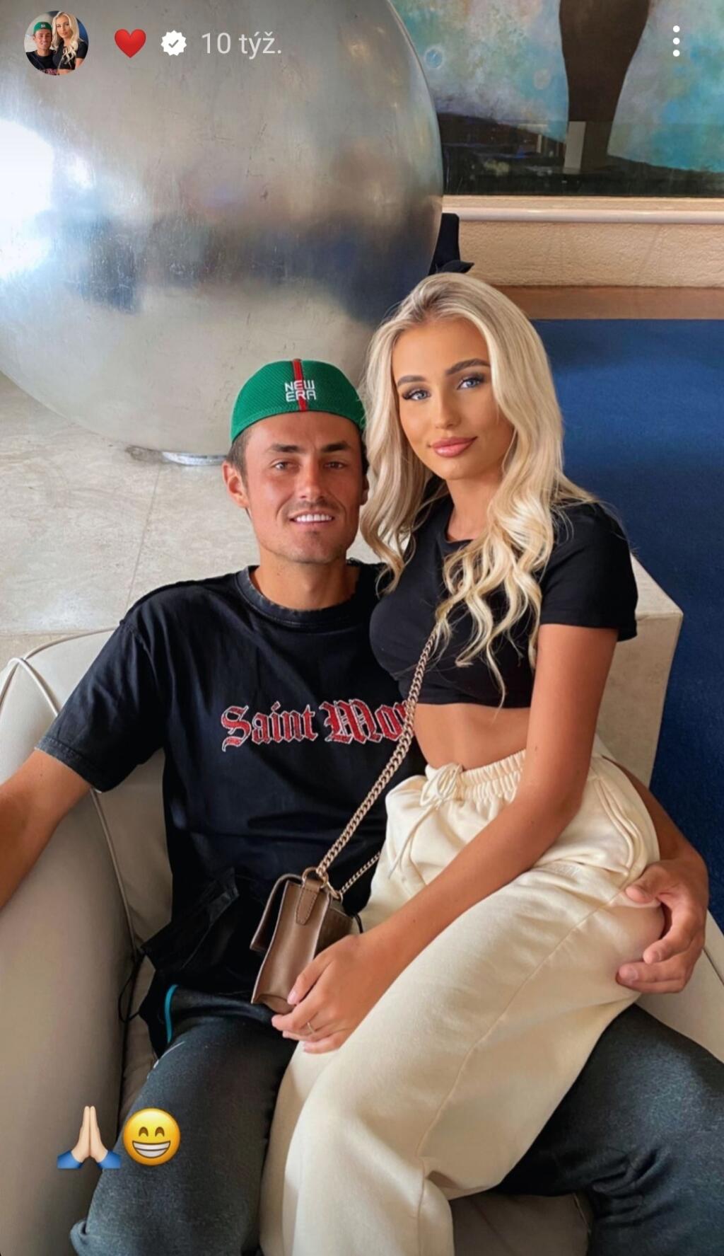 O blondínke, ktorá je označovaná za nádejnú influencerku a ktorej počet sledovateľov sa od začiatkov randenia s tenisovým esom zvýšil, sa toho veľa nevie. Dokonca má zablokovaný profil na Instagrame.