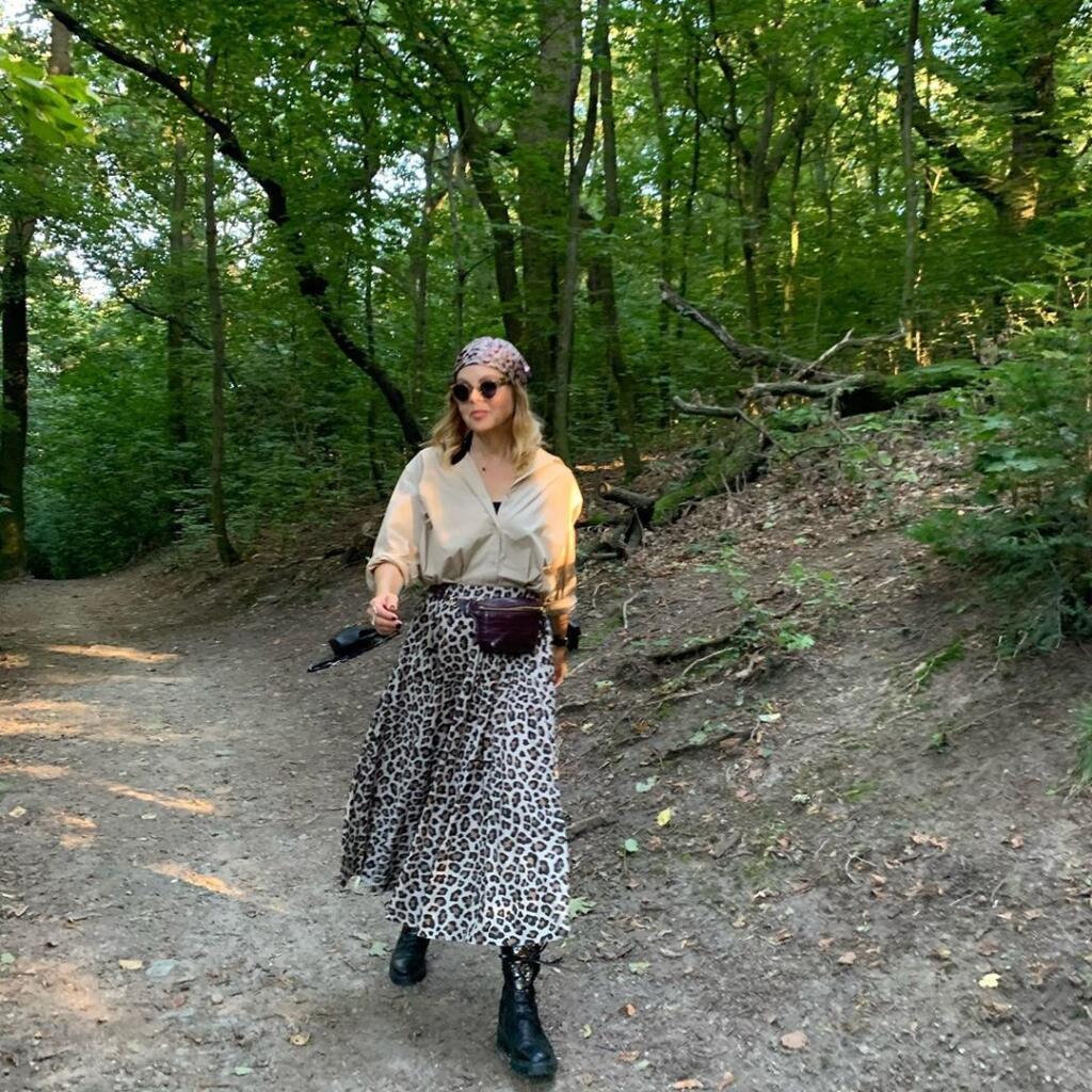 „Divočina v lese“. Takto fotku označila Soňa Müllerová a predviedla naozaj neštandardný, ale o to zaujímavejší športový outfit.