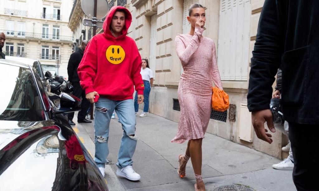 Justin Bieber (27) počas svojho honosného parížskeho výletu pred pár týždňami prekvapil fanúšikov, keď so svojou manželkou – supermodelkou Hailey Baldwin Bieber (24) navštívili pokrokového francúzskeho prezidenta Emmanuela Macrona (43) a jeho manželku Brigitte Macron (68).