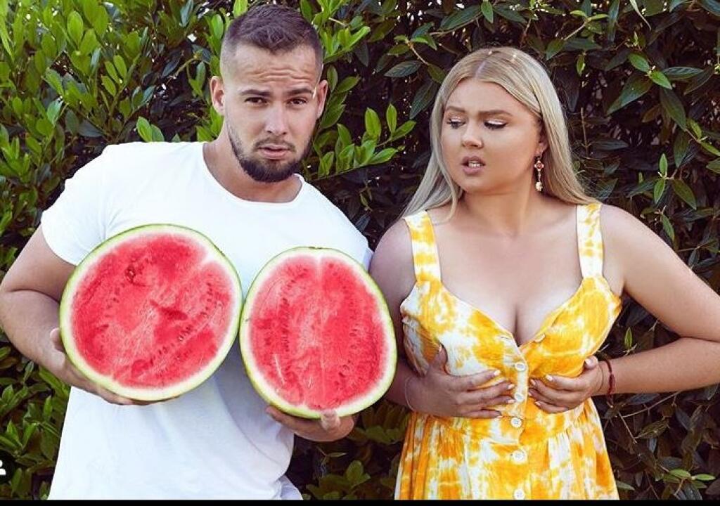 Evelyn vystavuje svoje krivky na obdiv.