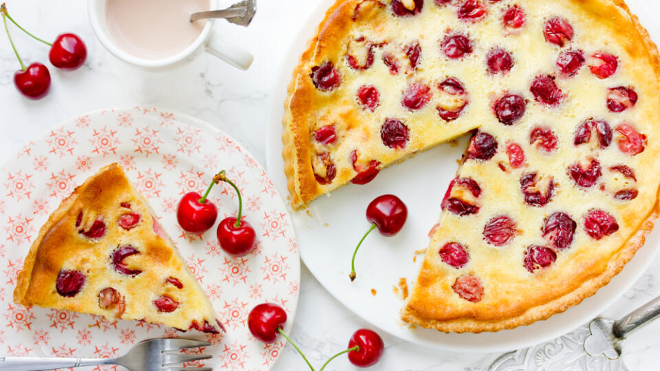 Clafoutis je čosi medzi pudingom a palacinkou.