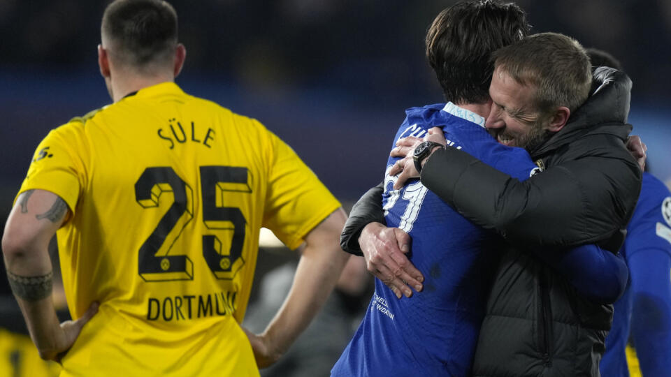 WA 17 Londýn - Tréner Chelsea Graham Potter (vpravo) a futbalista chelsea Ben Chilvwell sa objímajú po výhre 2:0 v odvete osemfinále Ligy majstrov Chelsea Londýn - Borussia Dortmund v Londýne v utorok 7. marca 2023. FOTO TASR/AP
Chelsea's head coach Graham Potter, right, hugs Chelsea's Ben Chilwell after the Champions League round of 16 second leg soccer match between Chelsea FC and Borussia Dortmund at Stamford Bridge, London, Tuesday March 7, 2023. (AP Photo/Alastair Grant)