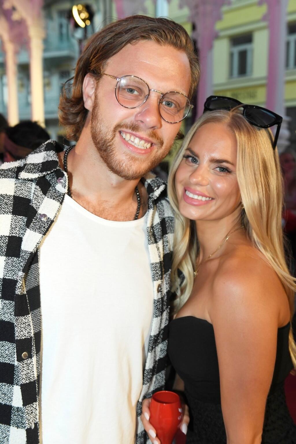 Hoci na festivale sa objavilo tradične množstvo hereckých hviezd, bola to sexi Rebecca, na koho sa upierali objektívy fotografov. „Pastrňák ukázal vo Varoch čertovsky sexi priateľku. Pôvabnej Rebecce sa do očí pozerať nebudete,“ napísal výstižne k sexi Švédke český portál super.cz.