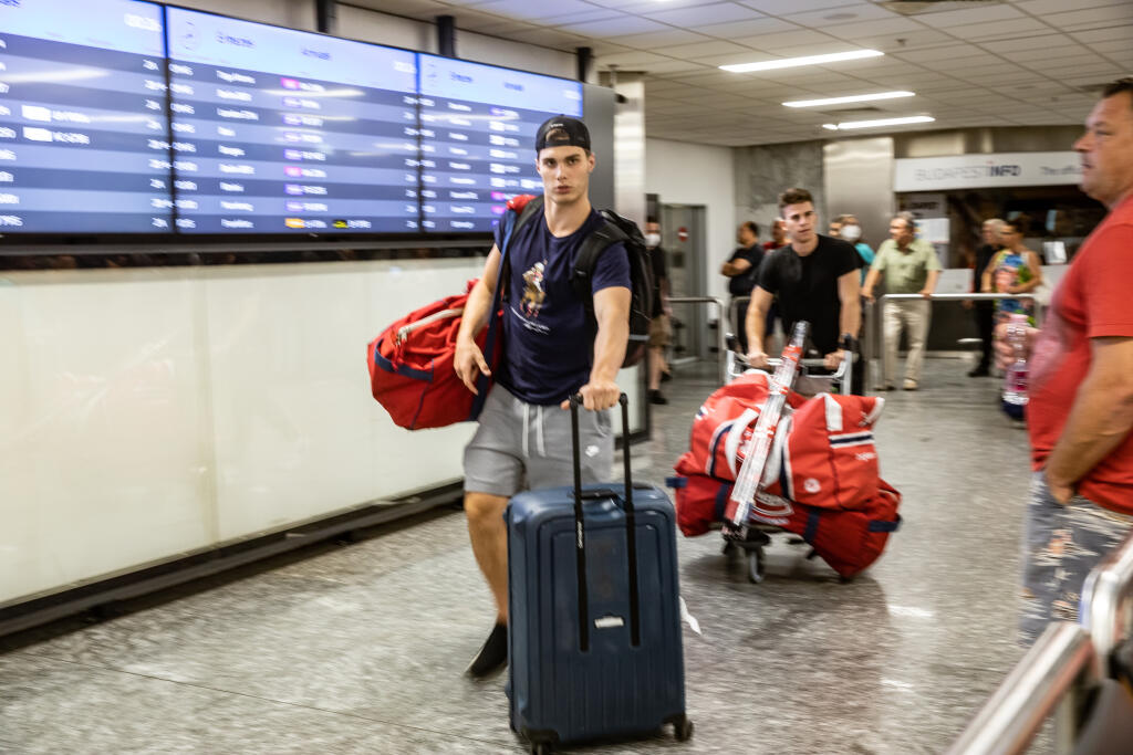 Prílet Juraja Slafkovského z draftu do Budapešti.