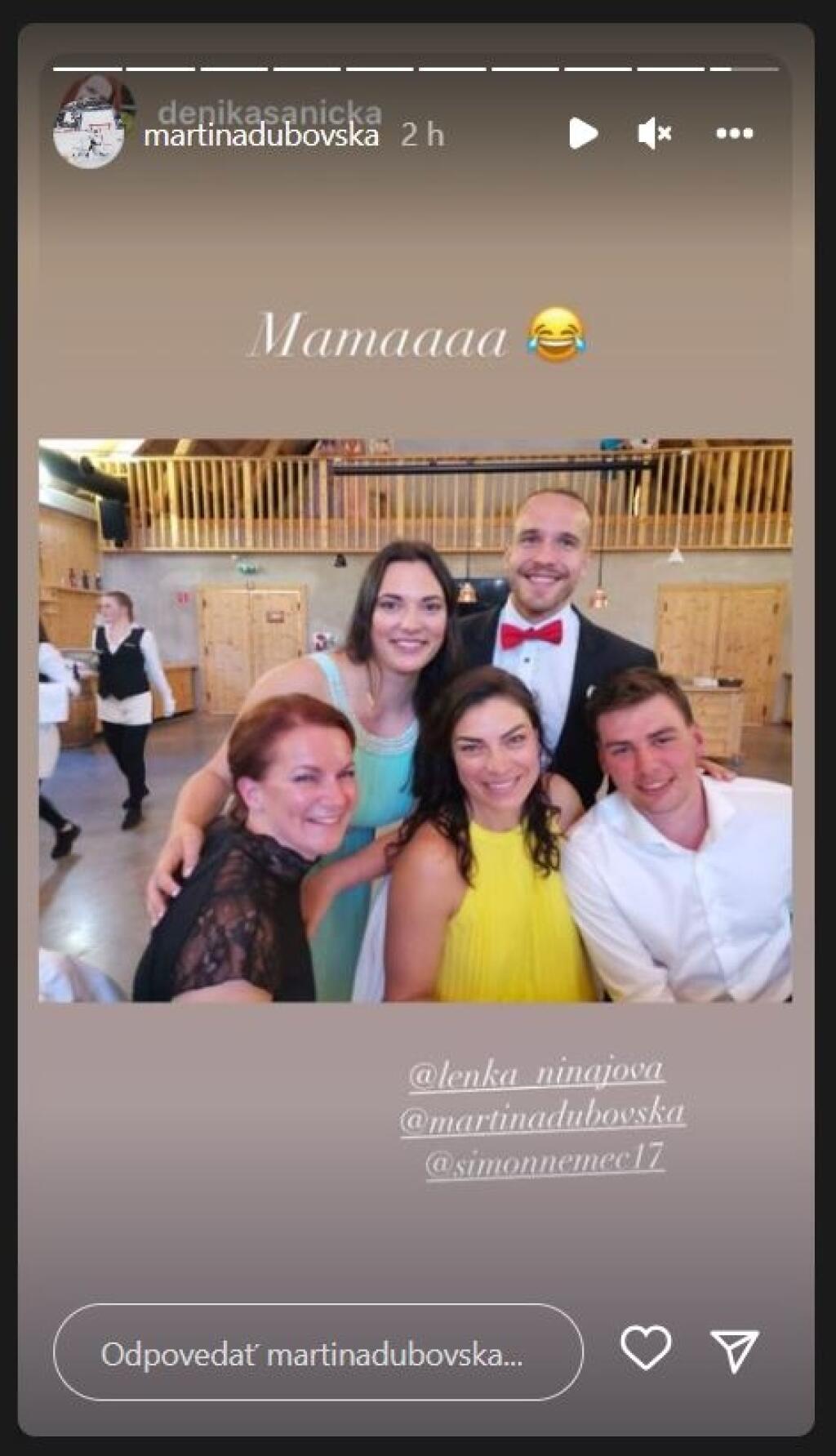 Na svadbe nechýbala ani lyžiarka Martina Dubovská (v žltom), či hokejista Šimon Nemec (vpravo dole), ktorých Klimčík taktiež trénuje.