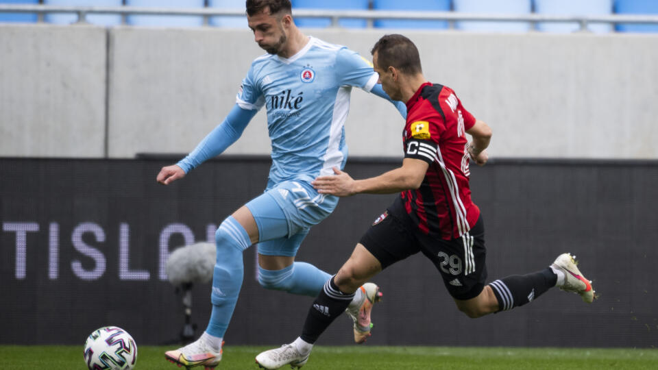 Na snímke zľava Aleksandar Čavrič (Slovan) a Martin Mikovič (Spartak).