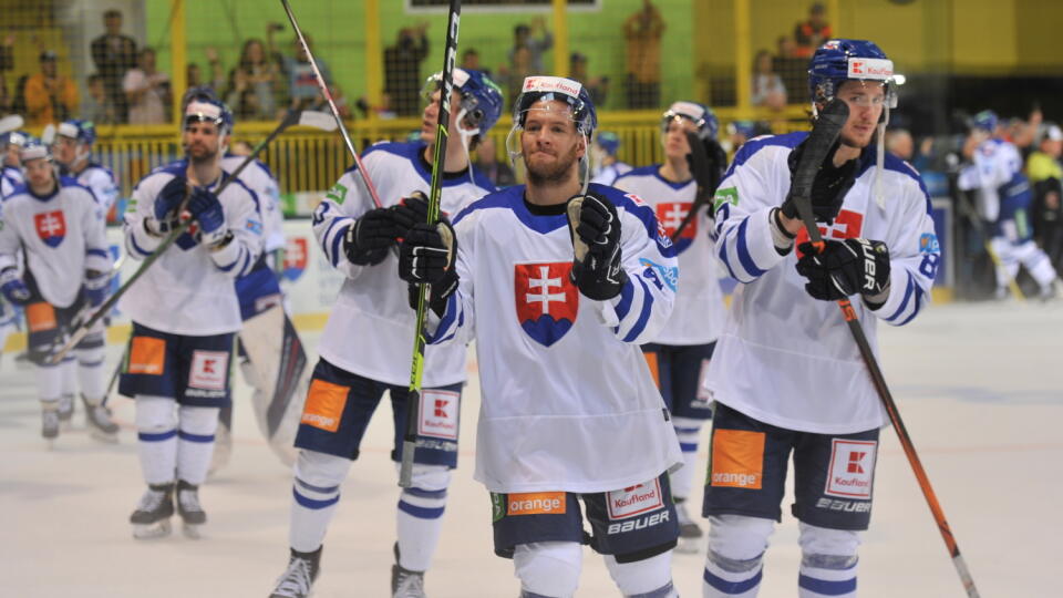 Slovenskí hokejisti sa stali víťazmi domáceho turnaja Kaufland Cup 2022, keď v sobotňajšom zápase zdolali Francúzsko 2:0, v Žiline 7. mája 2022. Na snímke radosť slovenských hokejistov po výhre. FOTO TASR - Erika Ďurčová
