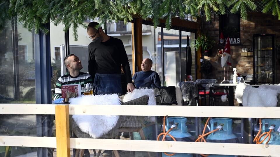 Na snímke zákazníci sedia na vyhrievanej terase kaviarne v Michalovciach 5. decembra 2020. FOTO TASR - Roman Hanc