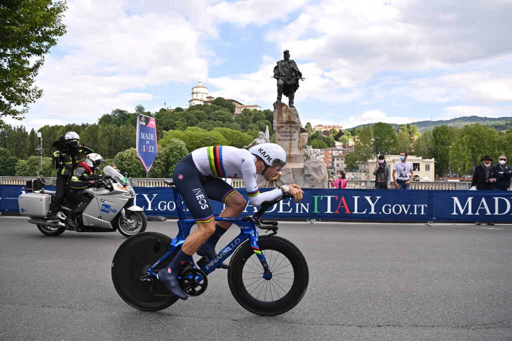 WA 46 Turín - Taliansky cyklista Filippo Ganna počas 1. etapy cyklistických prerekov Giro d'Italia, ktorou bola individálna časovka v Turíne v sobotu 8. mája 2021. FOTO TASR/AP
Italy's Filippo Ganna competes during the opening stage of the Giro d’Italia cycling race, an individual time trial in Turin, Italy, Saturday, May 8, 2021. (Marco Alpozzi/LaPresse via AP)