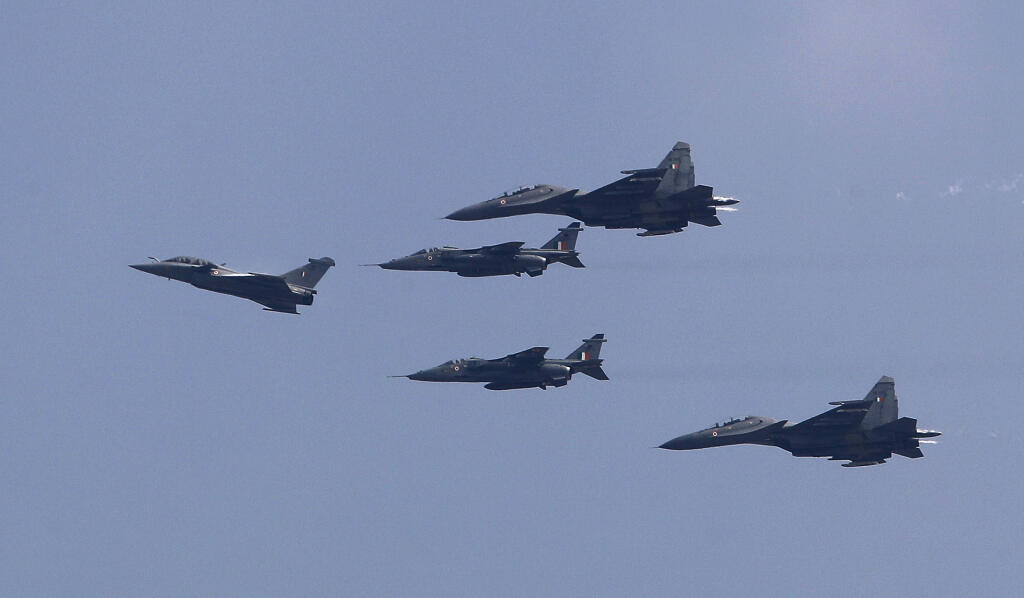 JB 15 Ambala - Vo Francúzsku vyrobená stíhačka Rafale (vľavo) obklopená ďalšími stíhačkami Jaguar (uprostred) a Suchois (vzadu) počas jej slávnostného uvedenia do prevádzky na vojenskej základni indických vzdušných síl v meste Ambala 10. septembra 2020. Prvá sada piatich stíhačiek v rámci dohody podpísanej medzi oboma krajinami v roku 2016 prišla v júli. FOTO TASR/AP

A French-made Rafale fighter jet, left, flies accompanied by Jaguars, center and Sukhois behind during its induction ceremony at 