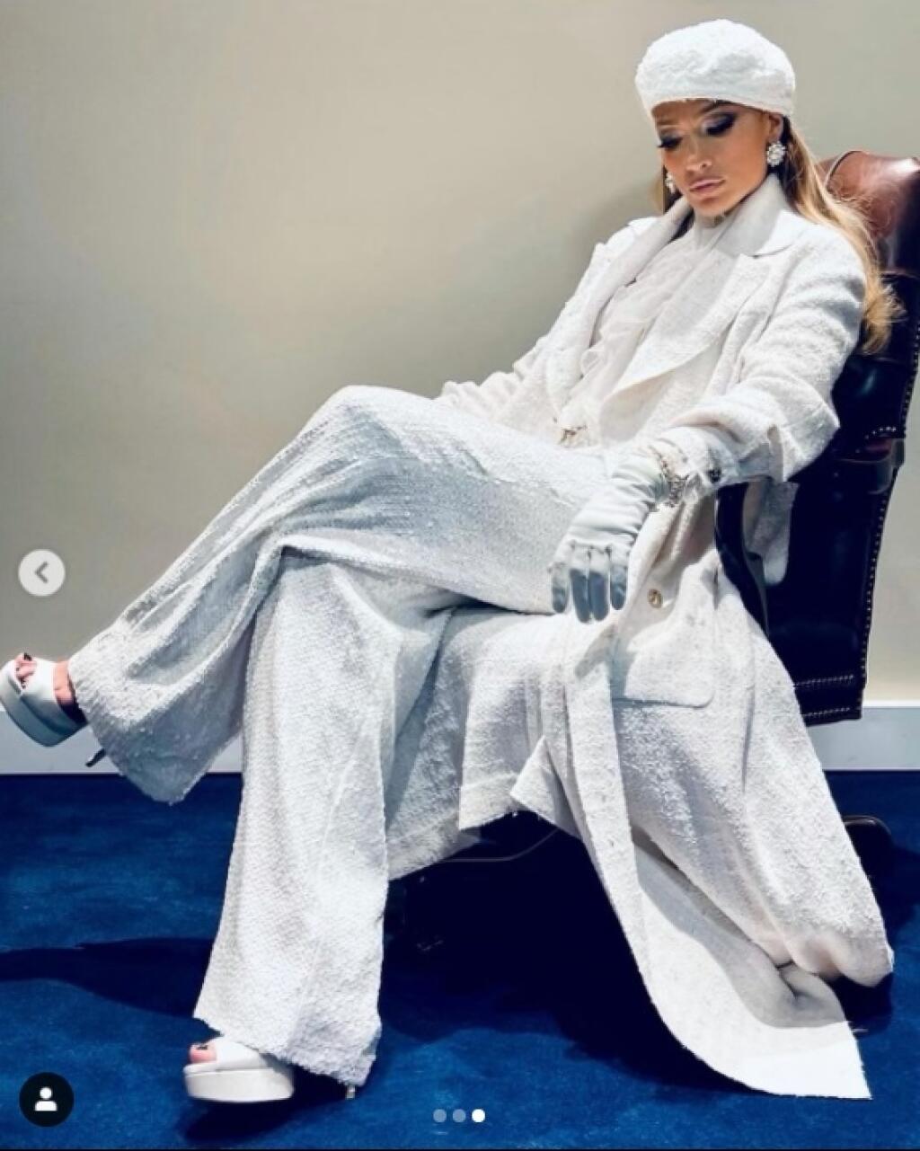 Speváčka Jennifer Lopez priletela do Washingtonu na inauguráciu prezidenta v sivom outfite. Na skúške mala kostým so vzorom kohútej stopy a na samotnej inaugurácii zaspievala celá v bielom.