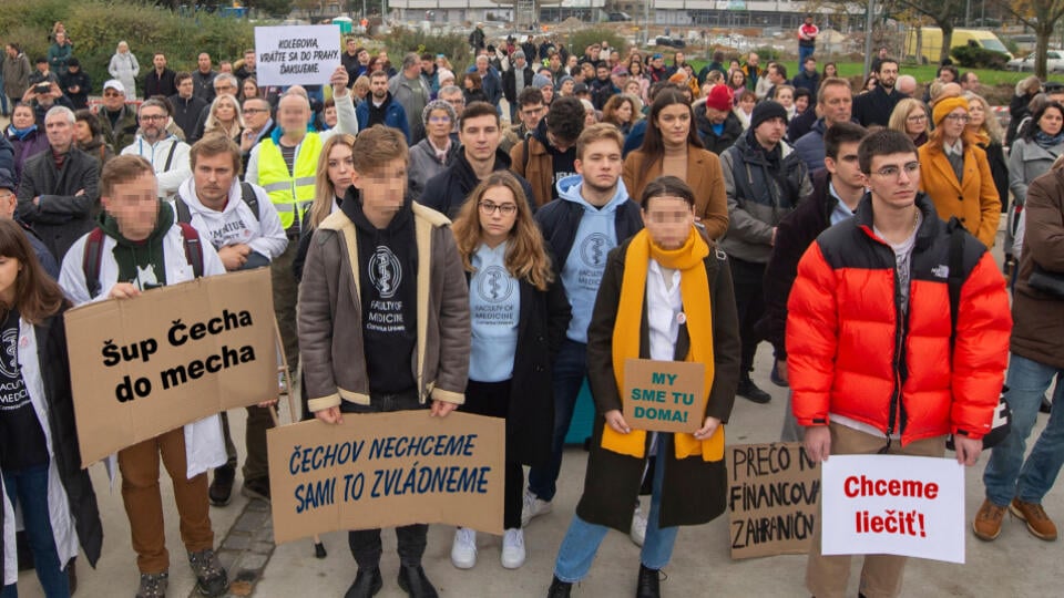 Lekári z Česka sa hrnú na Slovensko. Odborári protestujú