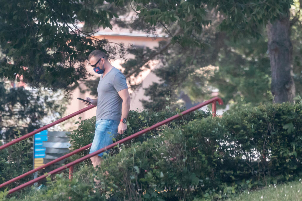Na snímke Marián Gáborík ako prišiel domov, presadol do mercedesu a následne išiel do nemocnice v Trenčíne, kde rodila jeho manželka.