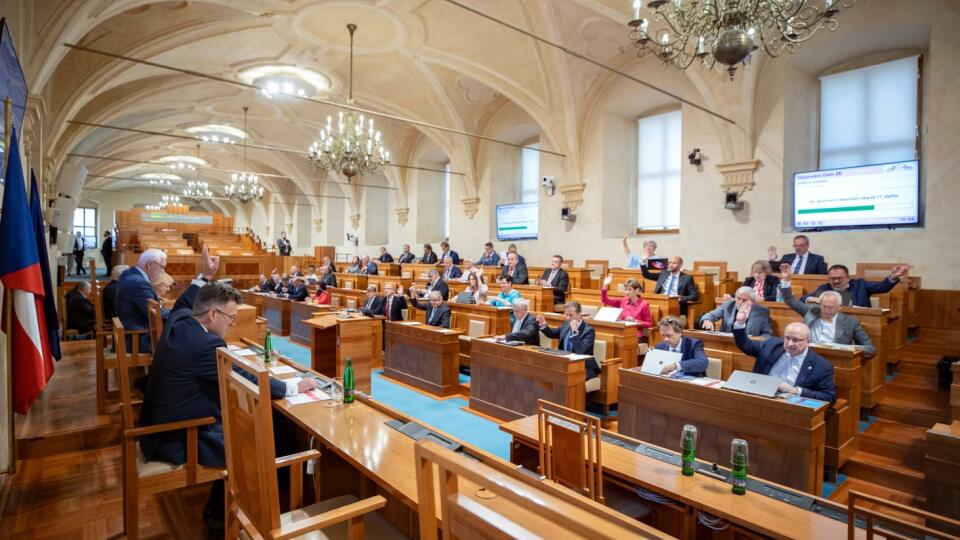 Po poslancoch snemovne schválili sprísnenie zákona o strete záujmov známeho ako