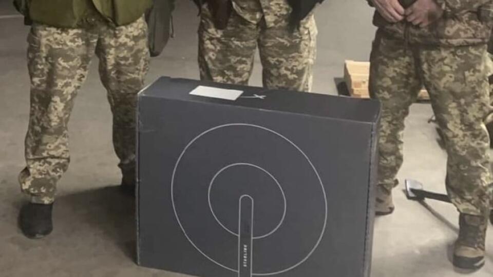 Musk poslal ukrajinskej armáde satelitné komunikačné systémy.